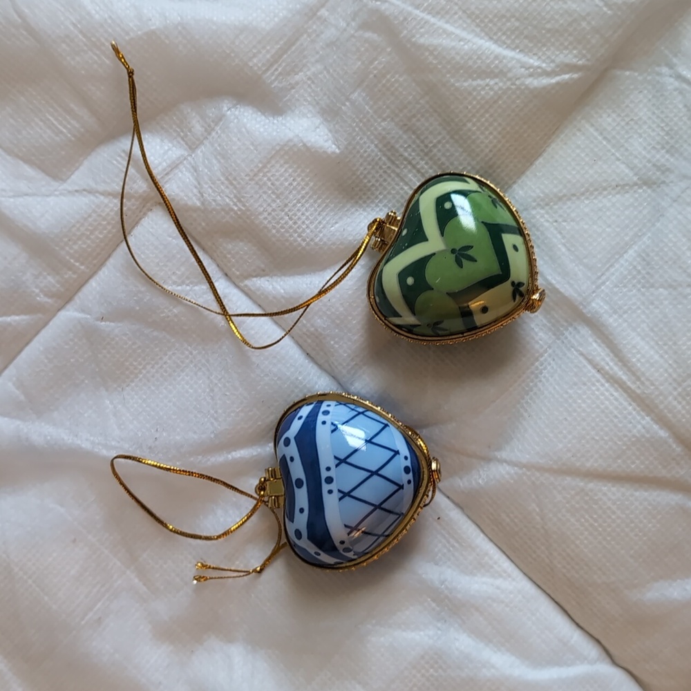🫰🏼 Valerie Parr Hill Blue and Green Heart Trinket Boxes